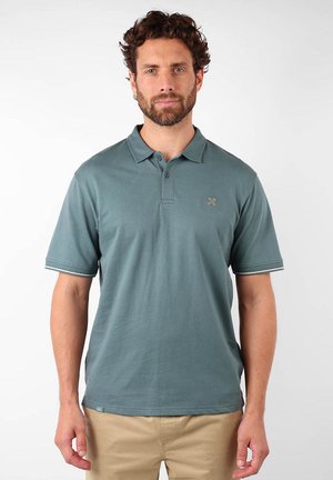 Camisa polo para hombre en azul-gris, de manga corta, con un cuello clásico, tapeta de dos botones y logo bordado en el pecho.