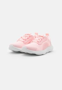 Zapatillas deportivas rosas con una parte superior de malla, detalles texturizados y suelas de goma blanca. Incluyen cordones y una tira en la parte posterior para ponérselas fácilmente.