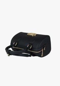 Bolso negro de cuero liso, con cremallera dorada, asas redondas y un logo dorado en la parte delantera. Forma rectangular compacta.