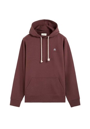 Sudadera con capucha marrón con cordones blancos, bolsillo frontal tipo canguro y pequeño logo de calavera en el pecho izquierdo, mostrada sobre fondo blanco.