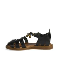 Schwarze Ledersandale mit mehreren Riemen, flacher Sohle und dekorativem Zubehör mit Perlen und Münzen am Knöchel.