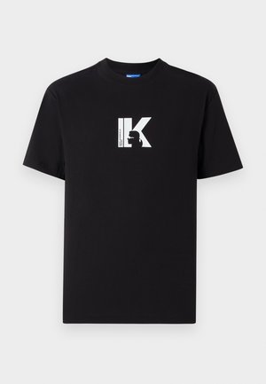 Schwarzes Baumwoll-T-Shirt mit einem auffälligen weißen Grafiklogo mit den Buchstaben "IK" und einem Silhouetten-Design auf der Vorderseite. Normale Passform.