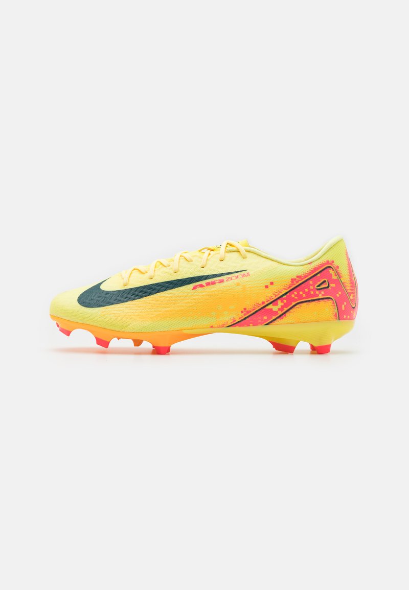 Kollane jalgpallijalats, millel on tekstureeritud ülemine osa, must Nike swoosh ja roosa gradient aktsent. Kuue punase stabiilsuse jaoks on olemas molditud nupukesed, mis tagavad hea haarde.