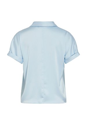 Svijetloplava košulja kratkih rukava s ovratnikom, glatke teksture i zavrnuti rukavi; bez vidljivih uzoraka ili metalnih detalja.