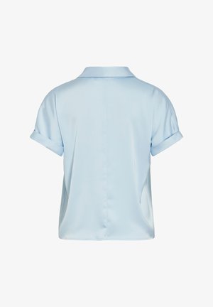 Svijetloplava košulja kratkih rukava s ovratnikom, glatke teksture i zavrnuti rukavi; bez vidljivih uzoraka ili metalnih detalja.