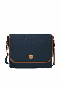 Sac messager bleu marine avec un tissu texturé, des accents en cuir brun et un rabat à l'avant. Il comporte un emblème doré et une bandoulière réglable.