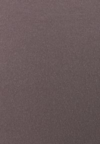 Tessuto a maglia in una tonalità di viola tenue, caratterizzato da un fine motivo testurizzato con sottili variazioni di tonalità.