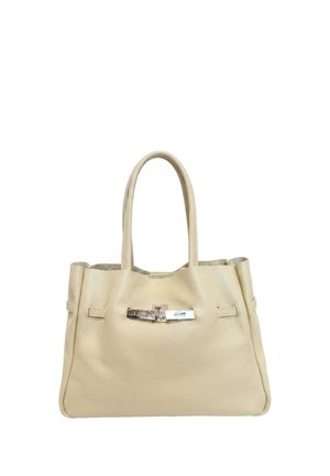 Beige leren handtas met twee handvatten en een zilveren slotje centraal aan de voorkant tegen een witte achtergrond.