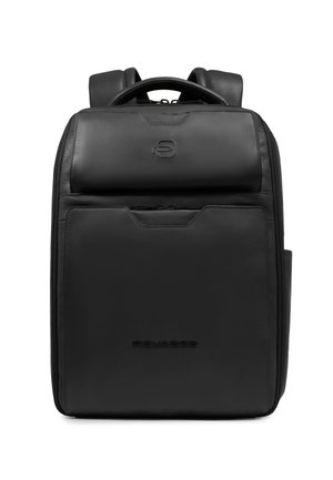 Zwarte gestructureerde rugzak met gewatteerde schouderbanden, bovenhandvat, voorste verdiepte compartimenten met rits en een klein geperst logo op het bovenste voorpaneel.