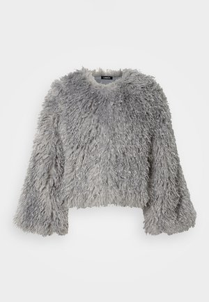 Változatos szürke, rövidített pulóver, overzized fazonnal, kerek nyakkivágással és hosszú, dús ujjal. Az anyag texturált, szőrös hatású.