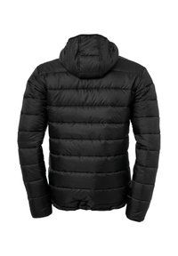 Zwarte pufferjack met een capuchon, gekenmerkt door horizontale quiltlijnen, elastische manchetten en een afgewerkte onderkant. Gladde, glanzende textuur.
