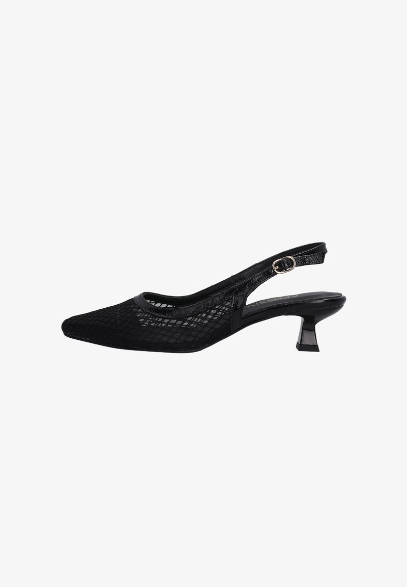 Czarne buty typu slingback z ostrym noskiem, teksturowaną meshową cholewką i słupkowym obcasem. Posiadają detal w postaci klamry na pasku.