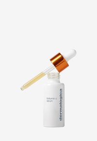 Biolumin-C Serum in einer weißen Glasflasche mit grauem Text, bedeckt mit einem metallischen orangen Deckel und einer Pipette, die gelbliche Flüssigkeit enthält.
