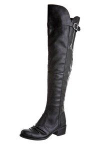 Bota negra hasta la rodilla hecha de cuero suave, con punta redonda, tacón bajo y un detalle de hebilla lateral cerca de la parte superior.