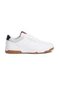 Baskets blanches basses avec semelle marron, détails perforés, accent talon marine et logo Tommy Hilfiger sur le côté et la languette.