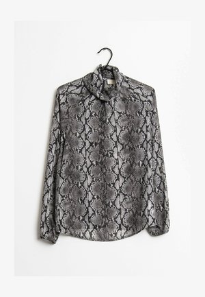 Halenka s dlouhým rukávem se vzorem šedé a černé hadí kůže, s vysokým límcem a jemnou, lehkou látkou. Obsahuje zakřivený lem.