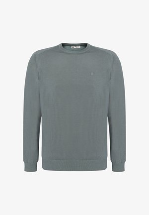 Suéter gris de punto con cuello redondo, puños y dobladillo acanalados, y un pequeño logo en el pecho. Textura suave, corte estándar.