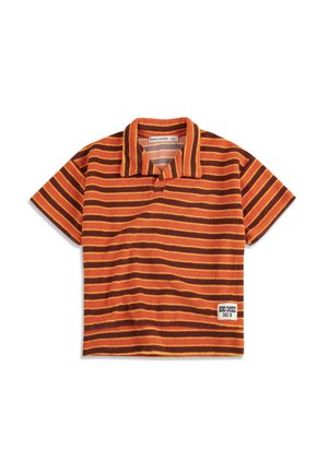 Polo tričko z froté látky s krátkym rukávom, s oranžovými, hnedými a žltými horizontálnymi pruhmi a malou bielou značkovou nášivkou v dolnej pravej časti.