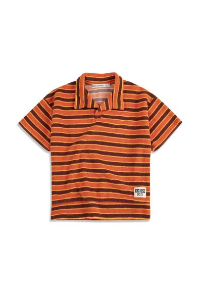 Polo de tela tipo toalla de manga corta con rayas horizontales en naranja, marrón y amarillo, y una pequeña etiqueta blanca de la marca en la parte inferior derecha.