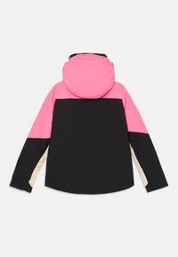 Kleurrijke jas met een roze bovenkant, zwarte onderkant en beige accenten aan de zijkanten; heeft een capuchon en lange mouwen.