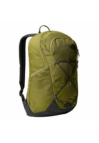 Mochila de color verde oliva con un tejido resistente, forma estructurada, bolsillo lateral de malla, acentos negros y detalle de cordón elástico en la parte frontal.