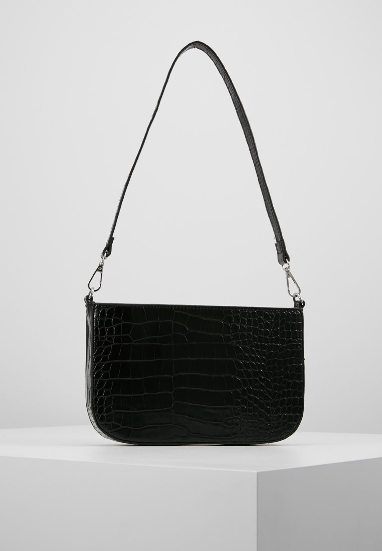 Svart läderhandväska med krokodilprägling och en rundad form, med en smal axelrem och metall detaljer.