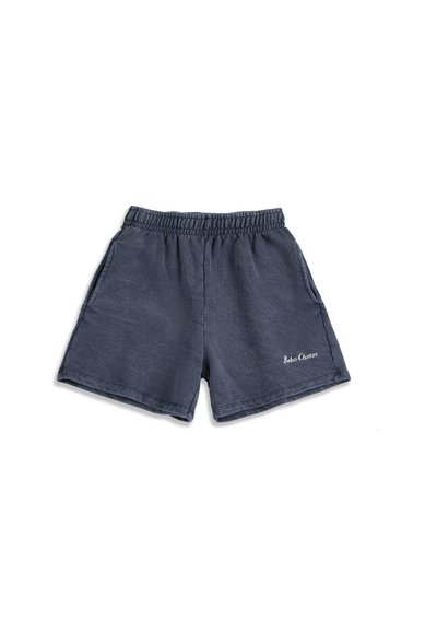 Shorts décontractés gris foncé avec taille élastique, poches latérales et texte "Bobo Choses" sur la jambe gauche, posés à plat sur un fond blanc.