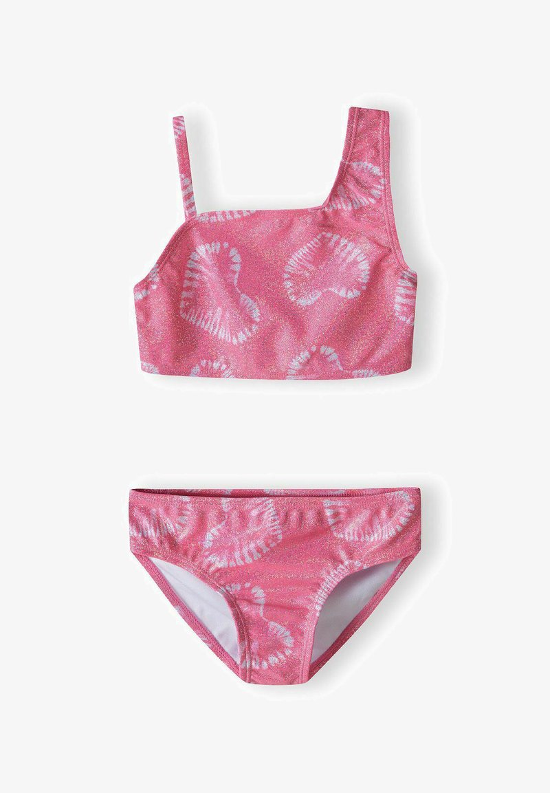 Rózsaszín bikini szett, mintás toppal, egy vállpánttal és megfelelő alsórésszel. Fényes, rugalmas anyagból készült, fehér részletekkel.