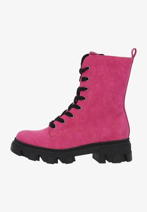 Roze suede veterschoen tot de enkels met een zwarte robuuste zool, voorzien van zilveren veterogen en een gemarkeerd textuurpaneel aan de zijkant.