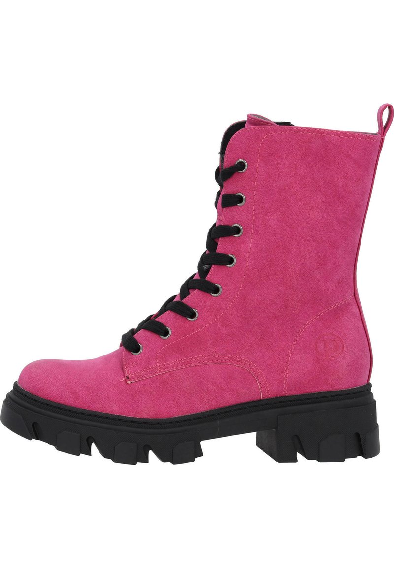 Botín de ante rosa con cordones hasta el tobillo y suela negra rugged, con ojales plateados y un panel texturizado con logo en el lateral.