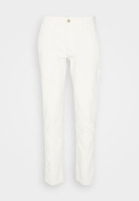 Bílé bavlněné kalhoty s rovnými nohavicemi a předním knoflíkem, vystavené na jednobarevném světlém pozadí. Minimalistický styl.