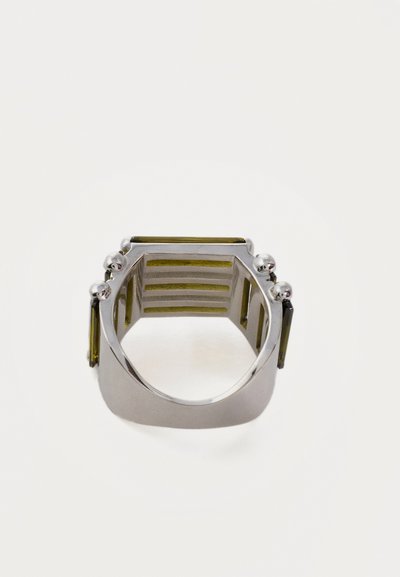 Anneau géométrique en argent avec quatre pierres rectangulaires vert olive et trois petites sphères en argent de chaque côté, vu de dos.