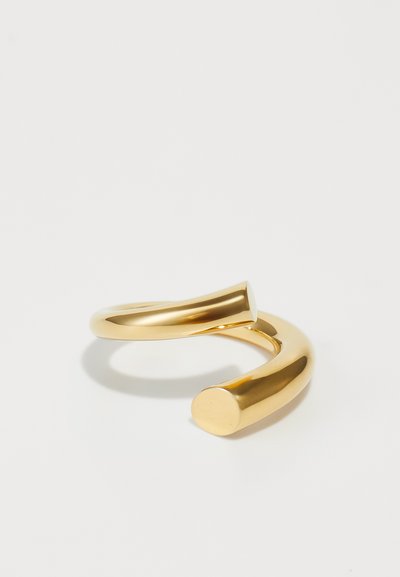 Goldfarbener Metallring mit einem fließenden, geschwungenen Design. Verfügt über eine glatte Oberfläche und abgerundete Enden, die eine minimalistische Ästhetik bieten.