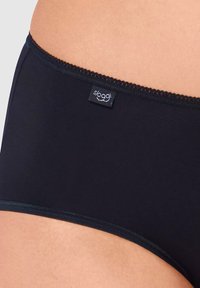 Schwarze Baumwoll-Hipster-Unterwäsche mit einem feinen Spitzenrand am Bund und einem kleinen Etikett mit der Marke "sloggi". Angenehme, glatte Textur.