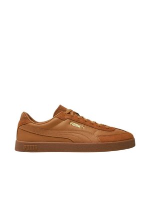 Zapatilla marrón de cuero y ante con diseño de corte bajo, superposiciones texturizadas, acentos de logotipo dorado y suela de goma acolchada.