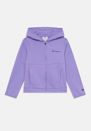 Hanorac cu fermoar de culoare mov deschis, cu glugă, două buzunare frontale și accente negre cu logo pe piept și mânecă. Material moale, ușor.