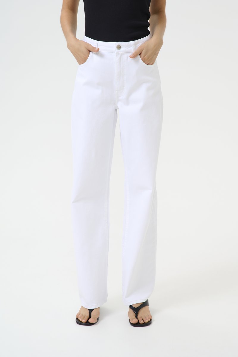 Jean blanc taille haute en denim, avec une coupe droite, des poches arrière et une fermeture à bouton sur le devant. Texture lisse.
