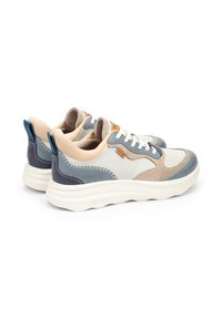 Zapatillas deportivas con una mezcla de cuero beige, azul claro y azul oscuro, que presentan un diseño de cordones, puntera perforada y detalles texturizados en los laterales.