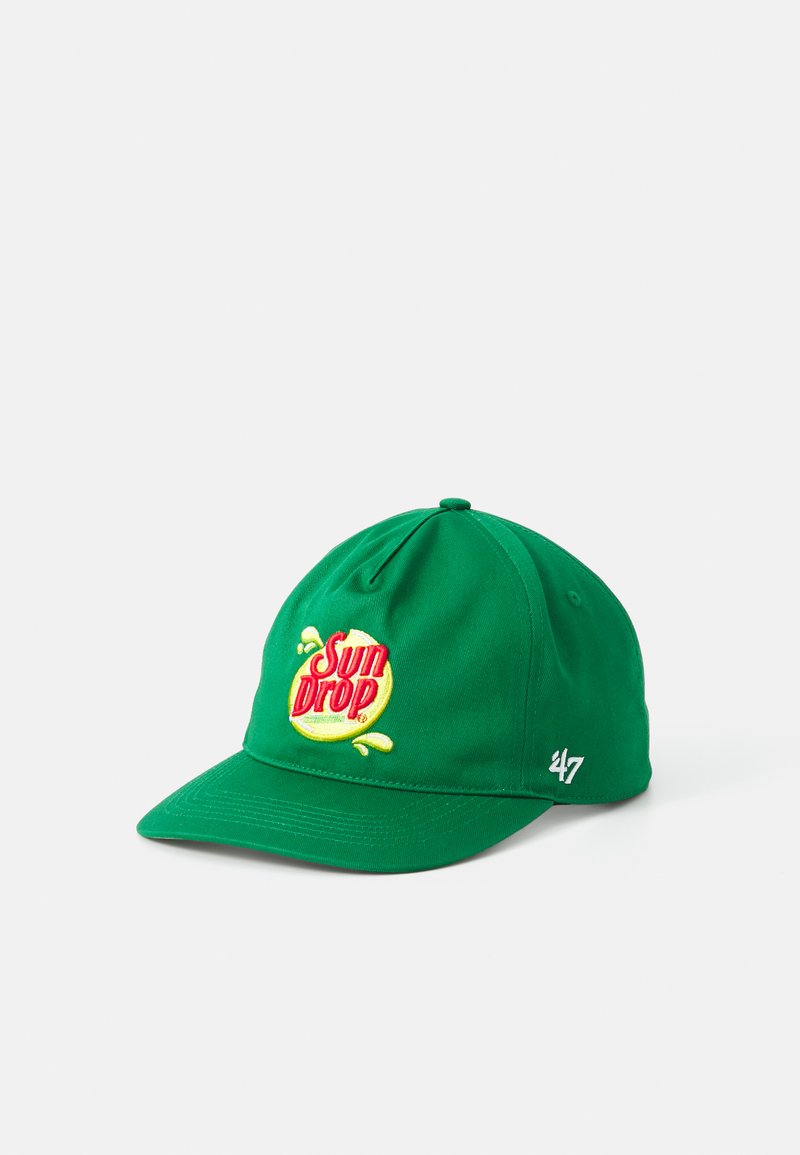 Căciulă de baseball verde din bumbac, cu un logo galben rotund cu "Sun Drop" în accente roșii și verzi, și un "47" gri pe lateral.