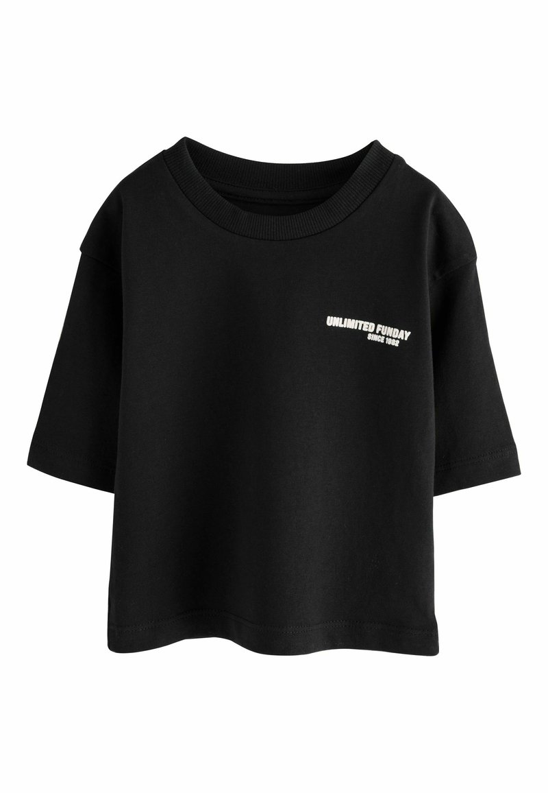 Schwarzes Baumwoll-T-Shirt mit kurzen Ärmeln, lockerer Passform, gerippter Rundhalsausschnitt. Mit weißem Text: "UNLIMITED FUN DAY SINCE 1982" auf der Brust.