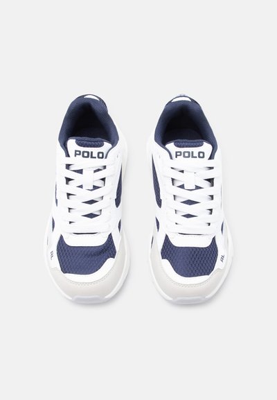 Λευκά και σκούρα μπλε αθλητικά παπούτσια Polo με επάνω μέρος από δίχτυ και δέρμα, σε θέα από ψηλά, δεμένα και τοποθετημένα δίπλα δίπλα σε λευκό φόντο.