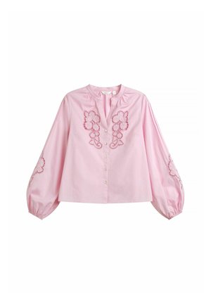 Roze katoenen blouse met ballonmouwen, voorzien van bloemenborduursel in donkerder roze aan de voorkant en mouwen. Voorzien van knoopsluiting aan de voorkant.