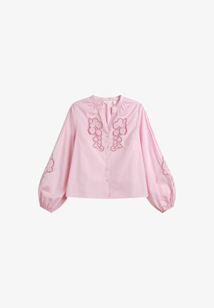 Roze katoenen blouse met ballonmouwen, voorzien van bloemenborduursel in donkerder roze aan de voorkant en mouwen. Voorzien van knoopsluiting aan de voorkant.