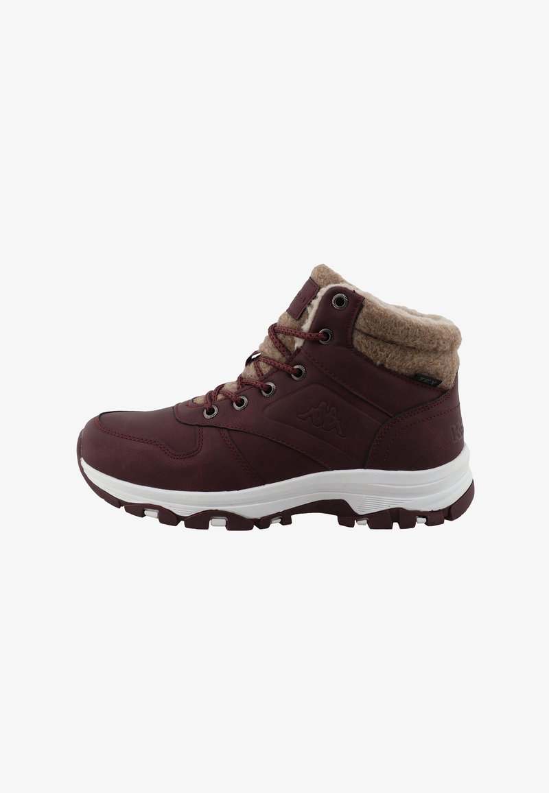 Botte de randonnée bordeaux avec doublure en polaire marron, fermeture à lacets devant, logo embossé sur le côté et semelle blanche rugueuse pour usage extérieur.