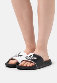 adidas Originals ADILETTE LITE - Natikači za na bazen - footwear white/core black