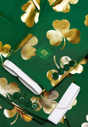 Zeleni sakou s uzorkom zlatnih djeteline, bijelim manžetama i četiri zelena dugmeta na rukavu, sa zelenom etiketom označenom "OPPO SUITS."