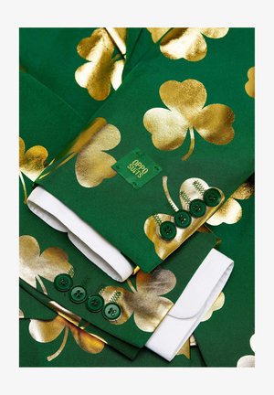 Zeleni sakou s uzorkom zlatnih djeteline, bijelim manžetama i četiri zelena dugmeta na rukavu, sa zelenom etiketom označenom "OPPO SUITS."