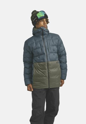 Daunenjacke mit einem dunkelblauen oberen Teil und einem olivgrünen unteren Abschnitt, mit einer Kapuze, Reißverschluss und gestepptem Muster.