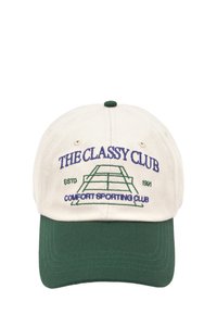 Căciulă de baseball din bumbac bej, cu o vizieră verde. Prezintă text brodat "THE CLASSY CLUB" și un grafic de teren de tenis.