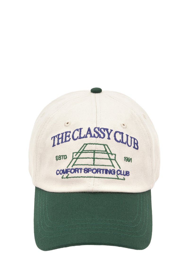 Căciulă de baseball din bumbac bej, cu o vizieră verde. Prezintă text brodat "THE CLASSY CLUB" și un grafic de teren de tenis.